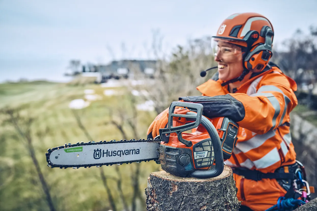 Husqvarna T542i XP Pilarka akumulatorowa łańcuchowa z górnym uchwytem i sprzęgłem Husqvarna T542i XP Pilarka akumulatorowa łańcuchowa z górnym uchwytem i sprzęgłem